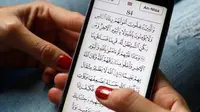 Membaca Alquran digital di smartphone. (Shutterstock/Gondongphoto)