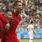 Pemain Portugal, Ricardo Quaresma (kiri) dan Cristiano Ronaldo merayakan gol ke gawang Iran pada laga grup B Piala Dunia 2018 di Mordovia Arena, Saransk, Rusia, (25/6/2018). Portugal dan Iran bermain imbang 1-1. (AP/Pavel Golovkin)