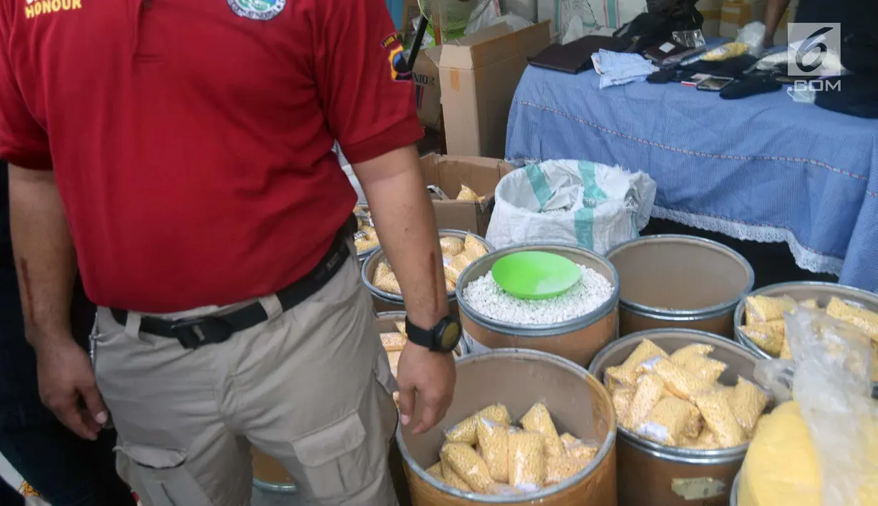 Petugas menunjukkan sejumlah barang bukti saat pengungkapan kasus pabrik pil terlarang jenis Paracetamol Caffein Carisoprodol (PCC) di Semarang, Jawa Tengah, Senin (4/12). (Liputan6.com/Gholib)