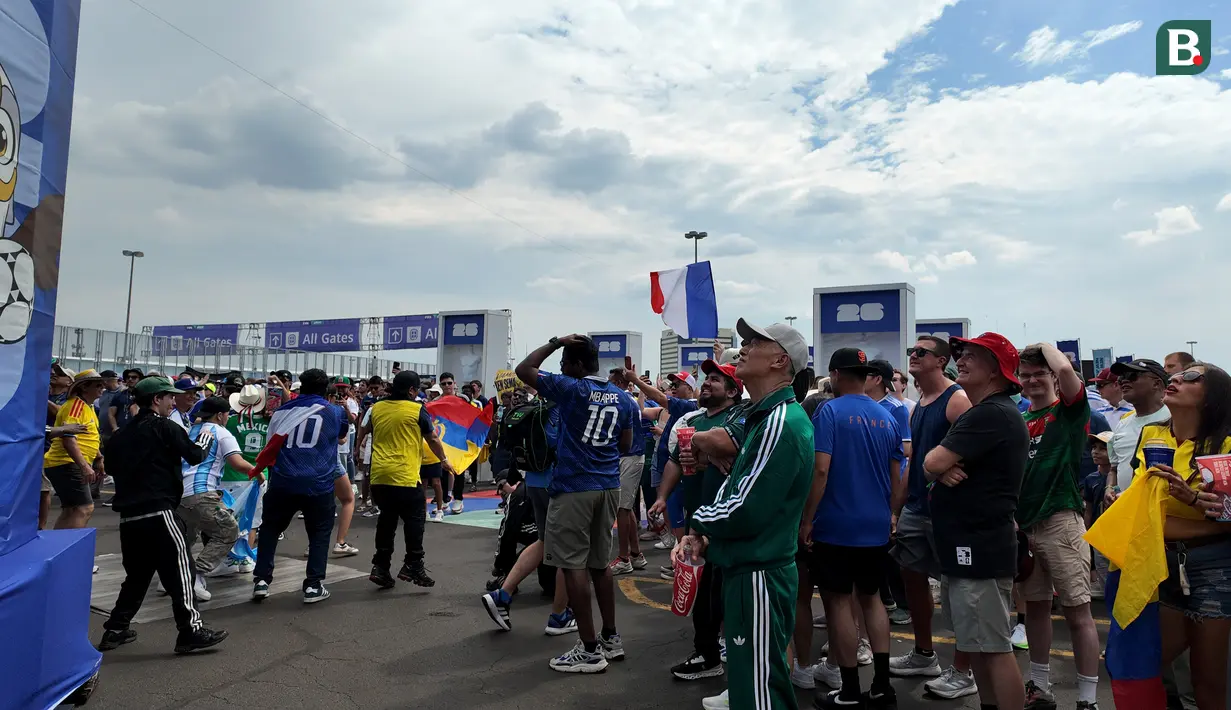 Suporter dari berbagai negara menyaksikan tayangan di layar raksasa di area Fan Zone MetLife Stadium jelang laga Prancis melawan Swedia pada babak 32 besar Piala Dunia 2026 di New York, New Jersey, Amerika Serikat, Selasa (30/6/2026) waktu setempat atau Rabu (1/7/2026) dini hari WIB. Antusiasme suporter menciptakan suasana meriah sebelum kick-off. (KLY Sports/Hery Kurniawan)