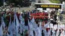 Bus Transjakarta melintas di depan massa buruh yang melakukan aksi peringatan May Day di Jalan MH Thamrin, Jakarta, Senin (1/5). Sambil meneriakkan aspirasinya, massa buruh mulai bergerak menuju Istana Negara. (Liputan6.com/Johan Tallo)