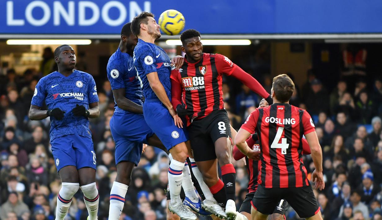 Gelandang Chelsea, Mason Mount, duel udara dengan gelandang Bournemouth, Jefferson Lerma, pada laga Premier League di Stadion Stamford Bridge, London, Sabtu (14/12). Chelsea kalah 0-1 dari Bournemouth. (AFP/Olly Greenwood)