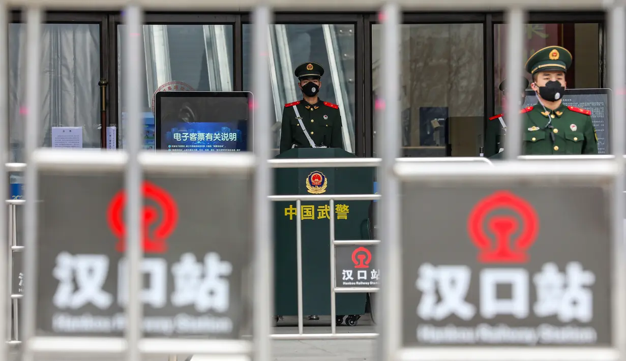 Polisi paramiliter berjaga di luar Stasiun Kereta Api Hankou yang ditutup di Wuhan, Provinsi Hubei, China, Kamis (23/1/2020). Pemerintah China mengisolasi Kota Wuhan yang berpenduduk sekitar 11 juta jiwa untuk menahan penyebaran virus corona. (Chinatopix via AP, File)