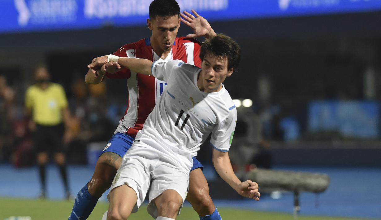 Kualifikasi Piala Dunia 2022 zona Amerika Selatan (Conmebol) dan Asia berlanjut pekan ini. Manchester United menyumbang empat pemainnya dalam dua zona tersebut. Dua di antaranya bahkan menjalani laga spesial, yaitu laga debutnya bersama Timnas. (AFP/Daniel Duerte)