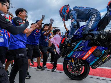 Pembalap Yamaha Racing Indonesia, Wahyu Nugroho melakukan selebrasi 'stoppie' bersama timnya saat merayakan podium kedua Race 1 SS600 Asia Road Racing Championship (ARRC) Mandalika 2025 di Sirkuit Internasional Mandalika, Lombok, Nusa Tenggara Barat, Sabtu (30/08/2025). (Bola.com/Bagaskara Lazuardi)