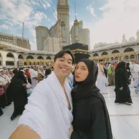 Gaya Sheila Dara Kenakan Kerudung saat Umrah Bersama Vidi Aldiano, credit: (@vidialdiano)