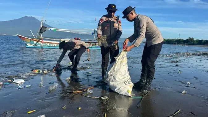 Aksi Bersih Pantai Polda Bali, Tindaklanjuti Instruksi Presiden Prabowo