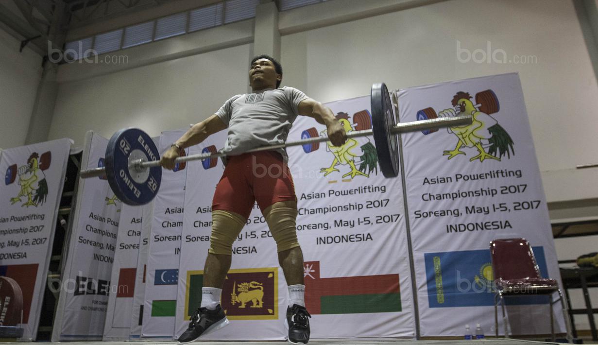 Lifter Indonesia, Eko Yuli, melakukan angkatan saat latihan di Gymnasium Sabilulungan, Jumat (21/7/2017). Tim angkat besi Indonesia melakukan persiapan jelang SEA Games 2017 Malaysia. (Bola.com/Vitalis Yogi Trisna)