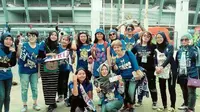 Bobotoh Persib Viking Girl saat berada di Stadion GBK, Jakarta