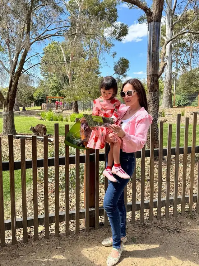 Shandy Aulia saat liburan ke luar negeri bersama putrinya. [@shandyaulia]