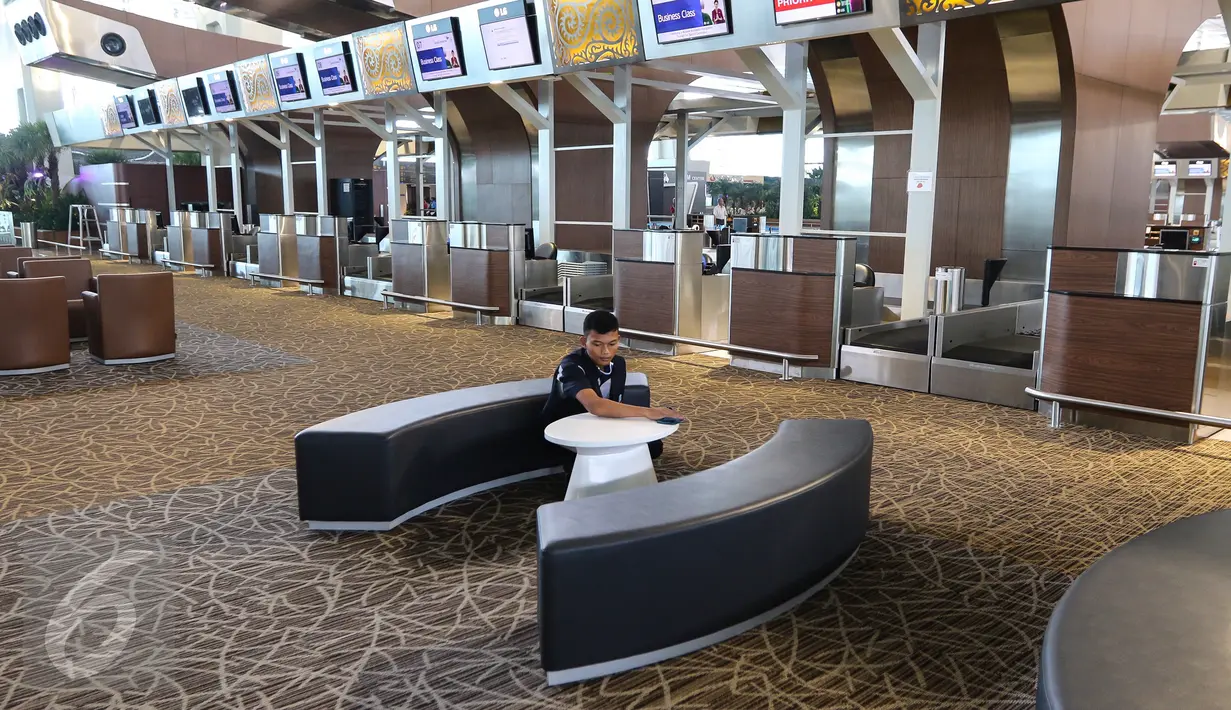 Petugas membersihkan meja di ruang cek Terminal 3 Bandara Soekarno-Hatta, Tangerang, Senin (24/04). Terminal 3 siap melayani penerbangan internasional yang dioperasikan maskapai penerbangan Garuda Indonesia. (Liputan6.com/Fery Pradolo)