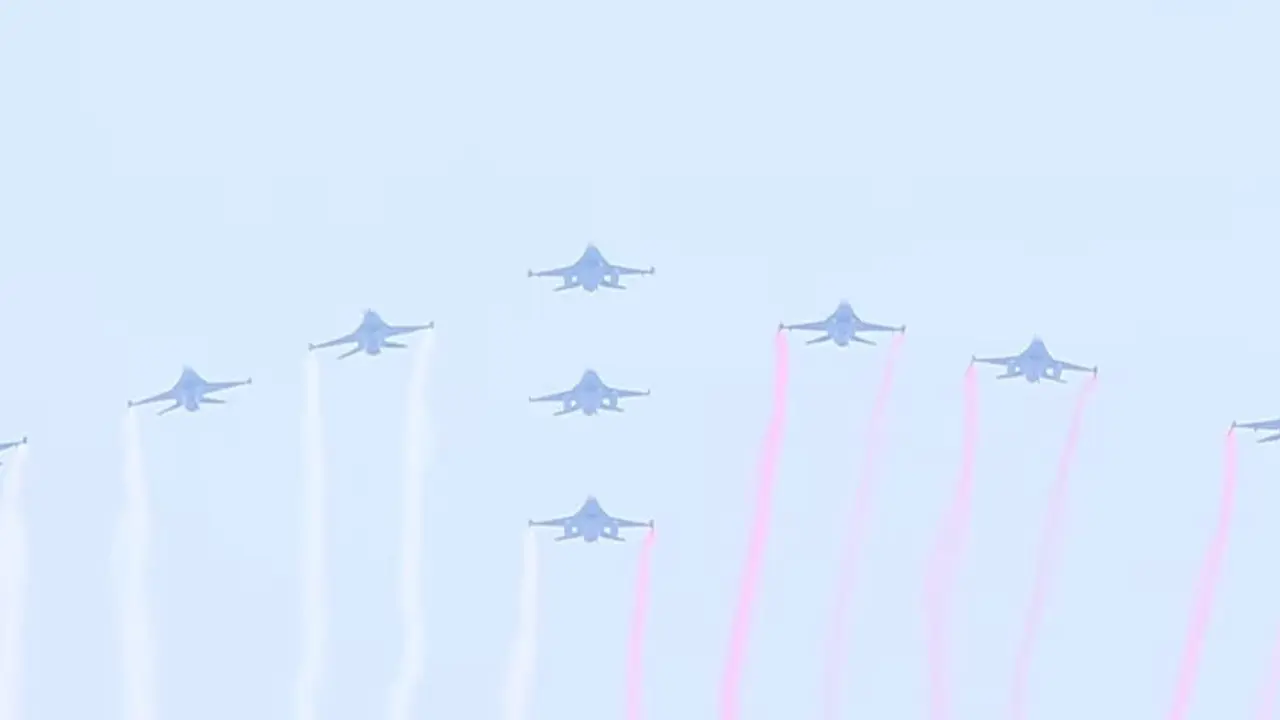 Sembilan pesawat yang terdiri dari F-16 dan Sukhoi merapat membentuk formasi sejajar dan mengitari tugu Monas.