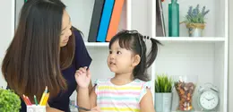 Membesarkan anak agar berani menentukan pilihan sendiri bukan perkara mudah. Di tengah rasa khawatir dan keinginan untuk selalu melindungi, orangtua sering kali tanpa sadar terlalu cepat mengambil alih situasi. (foto/dok:freepik/jcomp)