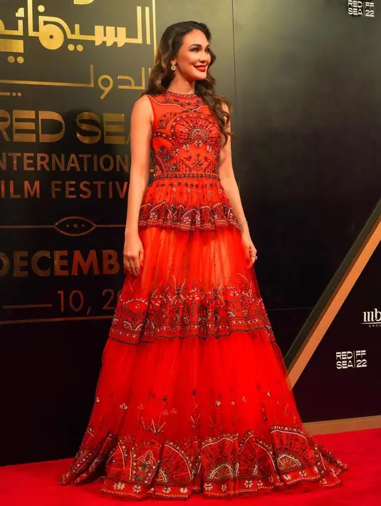 <p>Memberi nuansa berbeda, Luna Maya juga tampak memesona dalam balutan gaun merah. Di sini, ia mengenakan gaun merah tanpa lengan dengan desain seperti pengantin India. Keseluruhan gaunnya memiliki payet dengan motif yang indah. Foto: Instagram.</p>