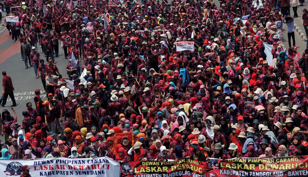 Ratusan orang dari Laskar Dewaruci menggelar aksi long march menuju Gedung MK di Bundaran HI, Jakarta, (8/10/14). (Liputan6.com/Johan Tallo) 