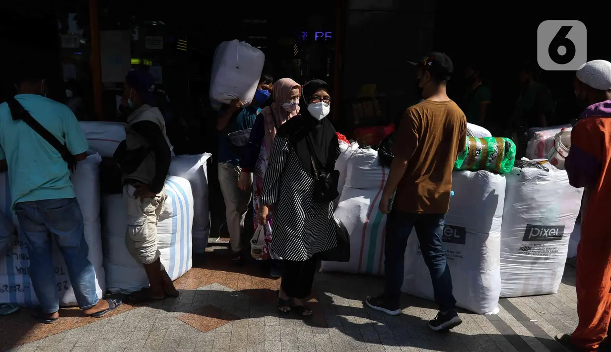 Aktivitas pekerja di Pasar Tanah Abang, Jakarta, (28/3/2022). Sepekan menjalang bulan suci Ramadan, Pasar Tanah Abang mulai dipadati pembeli yang hendak berbelanja untuk kebutuhan bulan puasa. (Liputan6.com/Herman Zakharia)