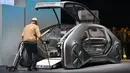 Sebuah kendaraan robot dengan mobilitas berbagi, Renault EZ-GO, pada pameran otomotif Geneva Motor Show 2018, Selasa (6/3). Dimensinya diatur tidak terlalu tinggi sehingga pejalan kaki tidak terganggu pemandangannya ke seberang. (Fabrice COFFRINI/AFP)
