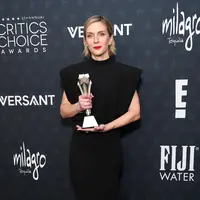 Rhea Seehorn berhasil meraih pemenang “Best Actress In A Drama Series”. dalam Critics Choice Awards. Pada momentum ini, ia mengenakan gaun Louis Vuitton  hitam dengan material silk crepe disertai cutting high collar dan sentuhan statement bahu lebar.