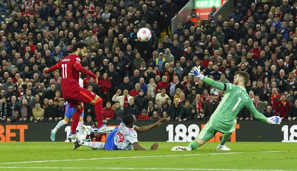 Pemain Liverpool Mohamed Salah (kiri) mencetak gol ke gawang Manchester United pada pertandingan sepak bola Liga Inggris di Stadion Anfield, Liverpool, Inggris, 19 April 2022. Liverpool menang 4-0. (AP Photo/Jon Super)