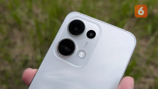 <p>Dual kamera di Oppo Reno13 5G berkemampuan 50MP (wide) dan 8MP (Ultrawide). (Liputan6.com/ Yuslianson)</p>