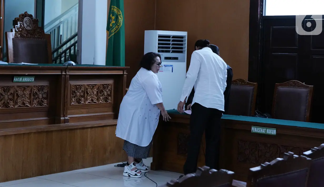 Pelawak Tri Retno Prayudati alias Nunung dan suaminya, July Jan Sambiranakan saat menjalani sidang perdana kasus kepemilikan Narkoba jenis sabu di Pengadilan Negeri Jakarta Selatan, Rabu (2/10/2019). (Liputan6.com/Herman Zakharia)