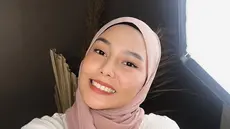 Para hijaber modis selalu ingin mengikuti tren mode terbaru. Cari tahu gaya jilbab trendi untuk tahun 2022 yang juga dipakai Dara Arafah (Foto: Instagram @daraarafah)