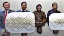 Walikota Surabaya Tri Rismaharini (kedua kanan) menunggu di ruang tunggu Komisi III sebelum melakukan Rapat dengar Pendapat dengan Komisi III DPR, di Kompleks Parlemen, Senayan, Jakarta, Selasa (29/11). (Liputan6.com/Johan Tallo)