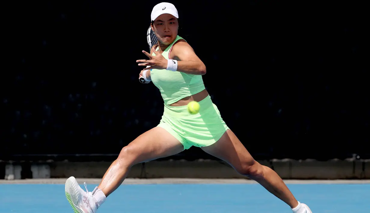 Bertanding di ANZ Arena, Melbourne Park, Selasa (20/1/2026) pagi WIB, Janice Tjen berhasil mengatasi permainan Leylah Fernandez dengan skor akhir 6-2, 7-6 (1) lewat pertandingan sepanjang 1 jam 43 menit. Tampak dalam foto, petenis Indonesia Janice Tjen memukul bola balasan dari petenis Kanada Leylah Fernandez selama pertandingan tunggal putri hari ketiga turnamen tenis Australia Terbuka di ANZ Arena, Melbourne Park, pada 20 Januari 2026. (DAVID GRAY/AFP)