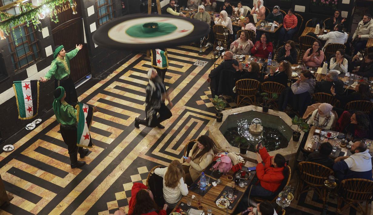 Tarian ini merupakan meditasi aktif secara fisik dari tradisi Sufi (tarekat Mevlevi) yang berasal dari Persia/Turki. Tampak dalam foto, para darwis berputar menampilkan tarian Sufi di sebuah restoran selama pertunjukan yang diadakan setelah berbuka puasa selama bulan suci Ramadan 1447 Hijriah, di distrik bersejarah Damaskus, Suriah, Minggu 22 Februari 2026. (AP Photo/Ghaith Alsayed)