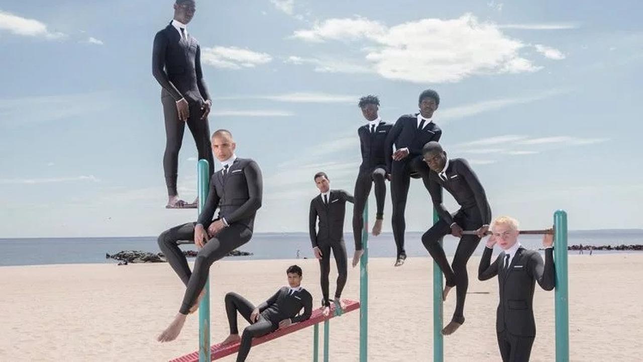 Baju Renang mirip Jas ((odditycentral)