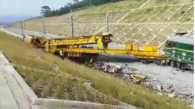 Kereta teknis proyek kereta cepat Jakarta-Bandung (KCJB) keluar jalur di sekitar Cikalongwetan, Bandung Barat.