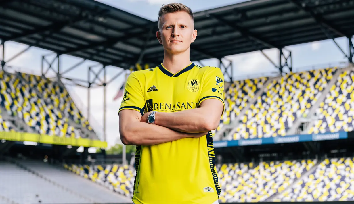 Setelah membela Nottingham Forest sejak tengah musim 2021/2022, Sam Surridge hijrah ke MLS untuk bergabung dengan Nashville yang mengontraknya selama 3,5 tahun hingga 31 Desember 2026. Ia didatangkan Nashville dengan nilai transfer 5,8 juta euro atau setara Rp97,4 miliar. (Nashville SC)