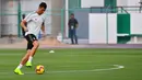 Striker Juventus, Cristiano Ronaldo, menggiring bola saat sesi latihan jelang laga Supercoppa Italia di Stadion King Abdullah Sports City, Selasa (15/1). Juventus akan berhadapan dengan AC Milan. (AFP/Giuseppe Cacace)