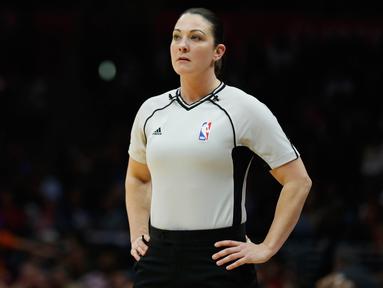  Lauren Holtkamp saat menjadi wasit pada laga NBA antara Minnesota Timberwolves vs Los Angeles Clippers di Staples Center, Los Angeles, California (3/2/2016).   (Sean M. Haffey/Getty Images/AFP)