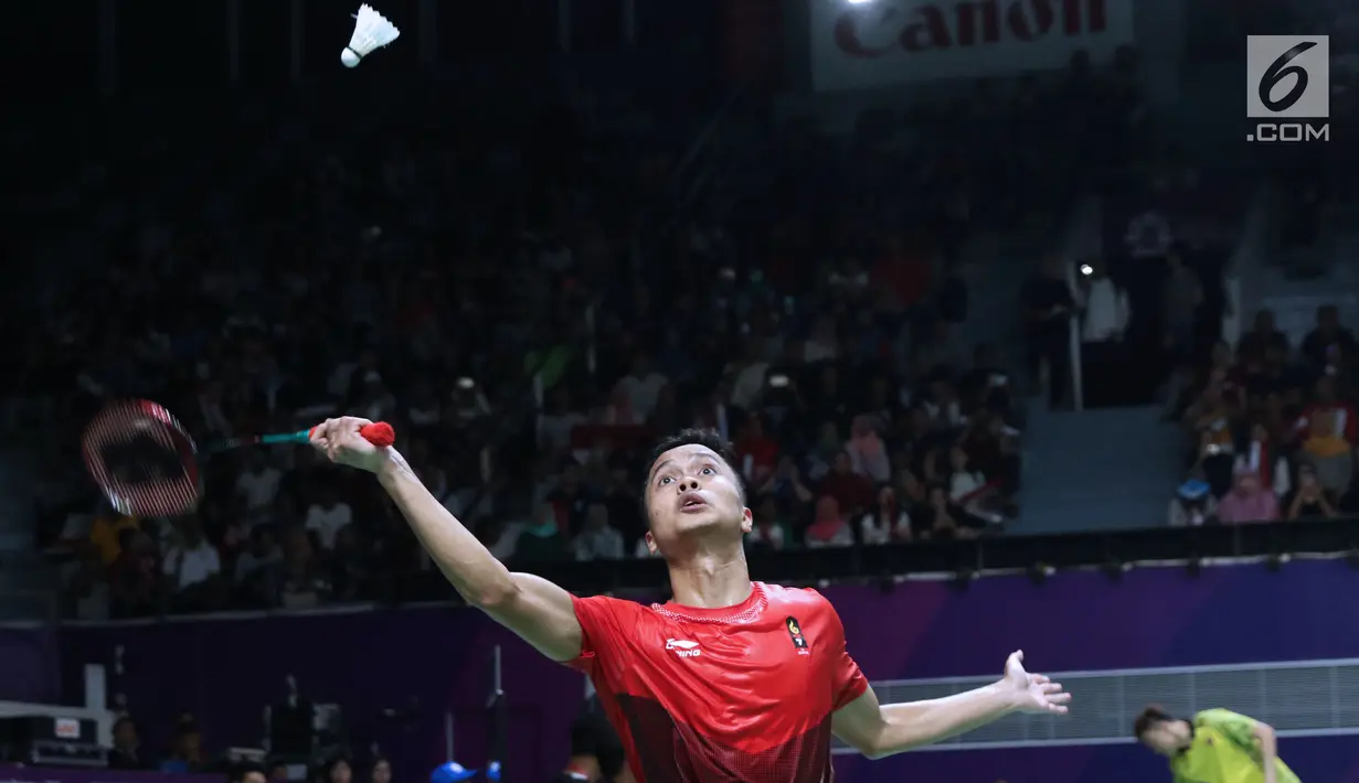 Tunggal putra Indonesia, Anthony Sinisuka Ginting mengembalikan kok ke arah pemain India, Srikanth Nammaiwar Kidambi pada perempat final Bulutangkis Beregu Putra Asian Games 2018 di Jakarta, Senin (20/8). (Liputan6.com/Helmi Fithriansyah)