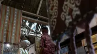 Pengunjung mengamati kain tenun saat Festival UMKM di JIExpo Kemayoran, Jakarta, Sabtu (19/8/2023). (Liputan6.com/Angga Yuniar)