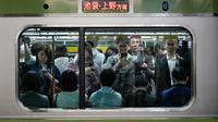 Penumpang menaiki kereta Yamanote Line yang penuh sesak di Stasiun Shinjuku, Tokyo, Jepang, Sabtu (25/5/2019). (AP Photo/Jae C. Hong)