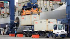 Petugas melakukan aktivitas di Terminal Peti Kemas (TPK) Koja, Pelabuhan Tanjung Priok, Jakarta, Selasa (25/10). Manajemen TPK terus meningkatkan produktivitas guna memastikan kegiataan arus barang berjalan lancar di pelabuhan. (Liputan6.com/TPK Koja)