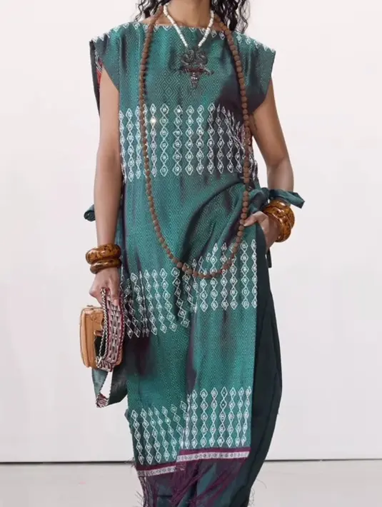 Melalui koleksi sarat budaya Batak yang berjudul “Ulos”, Merdi Sihombing memberikan pilihan etis dan ramah lingkungan melalui karya fesyen kontemporer yang memadukan pola ulos tradisional dengan inspirasi street style modern. Koleksi ini menawarkan desain yang segar, cerah, dan ringan, dengan nuansa Tribal yang kuat. [@indonesianow_theshow]