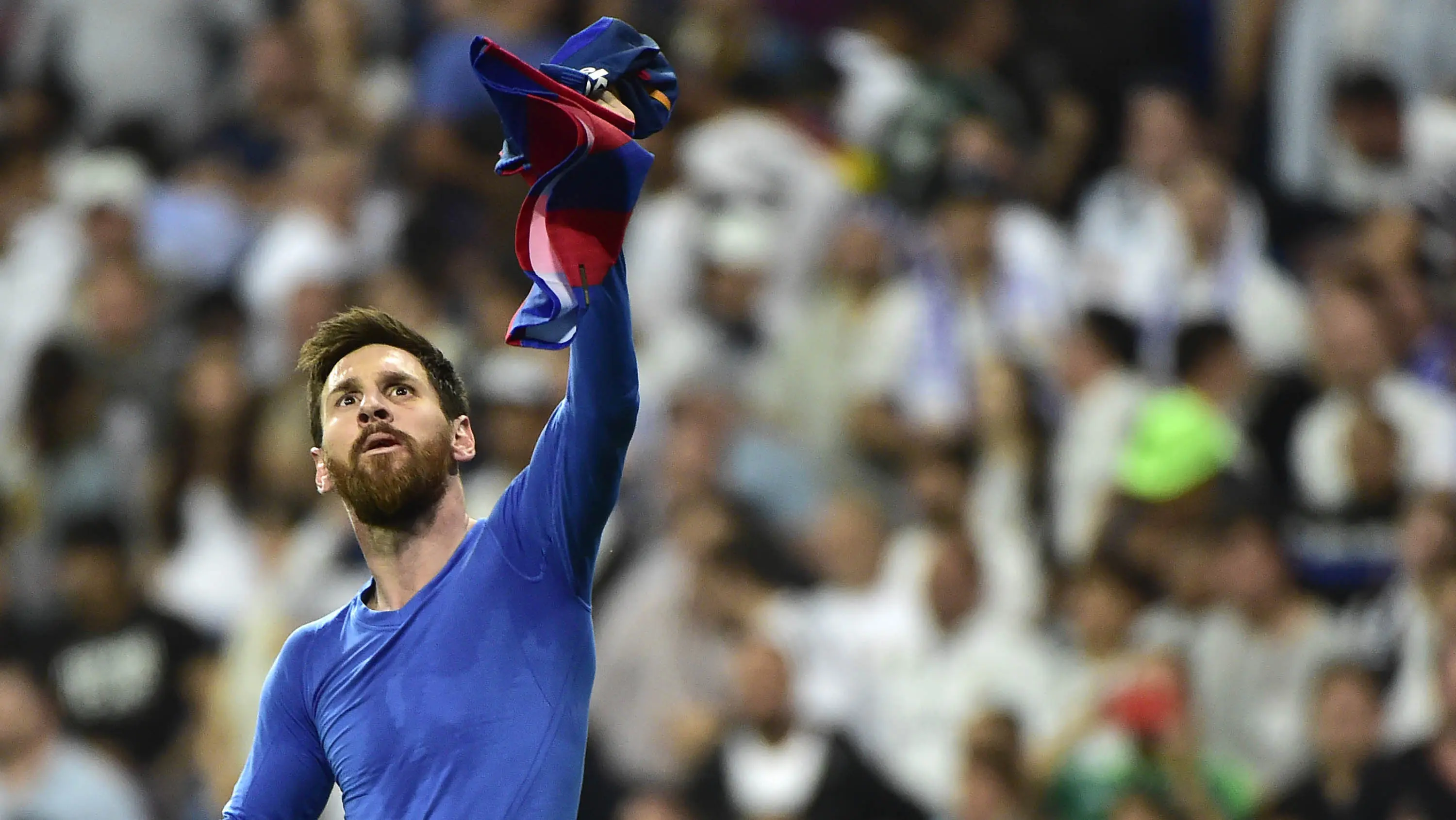 Bintang Barcelona, Lionel Messi, merayakan gol yang dicetaknya ke gawang Real Madrid pada laga La Liga Spanyol di Stadion Santiago Bernabeu, Madrid, Minggu (23/4/2017). (AFP/Gerard Julien)