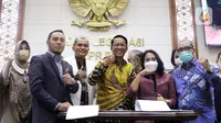 Menteri Pemberdayaan Perempuan dan Perlindungan Anak I Gusti Ayu Bintang Darmawati (kedua kanan) dan Ketua Baleg DPR RI Supratman Andi Agtas (ketiga kanan) saat penandatanganan dokumen dalam rapat pembahasan RUU TPKS di Gedung Nusantara I, Jakarta, Rabu (6/4/2022). (Liputan6.com/Angga Yuniar)