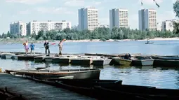 Suasana stasiun perahu di sekitar distrik perumahan Rusanovsky, Kiev, Ukraina, Juni 1979. Rusanivka adalah pulau buatan yang terletak pada bagian tepi kiri Kiev dan lingkungan yang dikelilingi oleh kanal, saluran buatan Sungai Dnieper. (A. PODDUBNY/TASS/AFP)