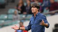 Joachim Low belum puas pada kemenangan Jerman 3-2 atas Australia di Piala Konfederasi 2017 pada Senin (19/6) waktu setempat. (AFP / FRANCK FIFE)
