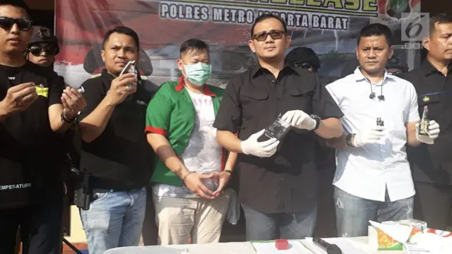 Presenter Reza Bukan ditangkap di kediamannya setelah ditemukan tiga paket narkoba jenis sabu.