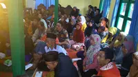 Pengungsi mendengarkan penjelasan dari PVMBG dan BMKG soal gempa susulan sebagai bagian edukasi pengungsi korban gempa. (Foto: Liputan6.com/Muhamad Ridlo)