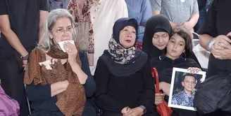 Suasana duka baru dialami penyanyi dan pemeran Iga Mawarni. Kamis, (17/11/2016) sang suami tercinta, Charles Rubiyan Arifin menghembuskan napas terakhirnya pukul 16.30 WIB. (Galih W. Satria/Bintang.com)