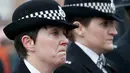 Seorang Polisi wanita menangis selama ikuti  upacara pemakaman di Gereja Anglican, Liverpool, Inggris, Senin (2/11/2015). Dave Phillips meninggal ditabrak saat mencoba memberhentikan sebuah mobil ketiga bertugas. (REUTERS/Darren Staples)