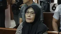 Tersangka dugaan suap pengurusan kuota dan izin impor bawang putih tahun 2019, Mirawati Basri menunggu waktu persidangan perdana di Pengadilan Tipikor, Jakarta, Selasa, (31/12/2019). Sidang beragendakan pembacaan dakwaan oleh JPU KPK. (Liputan6.com/Faizal Fanani)