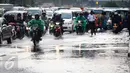 Sejumlah kendaraan melewati genangan air di kawasan Jalan Merdeka Timur, Jakarta, Selasa (1/11). Hujan deras disertai angin yang mengguyur wilayah Jakarta, mengakibatkan genangan di sejumlah ruas jalan. (Liputan6.com/Faizal Fanani)