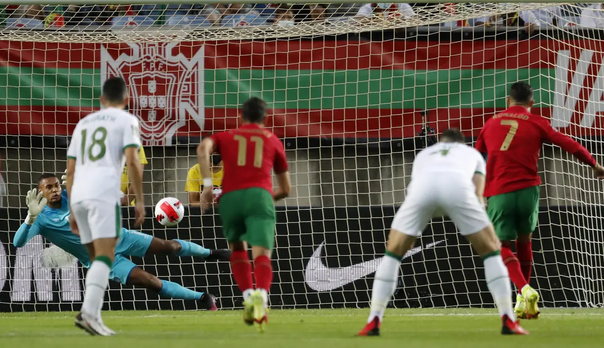 Penjaga gawang Irlandia Gavin Bazunu menyelamatkan penalti dari pemain Portugal Cristiano Ronaldo pada pertandingan kualifikasi grup A Piala Dunia 2022 di Stadion Algarve, luar Faro, Portugal, Rabu (1/9/2021). Ronaldo mencetak dua gol saat Portugal menang 2-1. (AP Photo/Armando Franca)